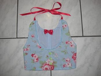 aus Reststoff genäht... Verschluss am Rücken mit KamSnaps.
Stoffe von IKEA [Rosali hellblau leider nicht mehr zu bekommen :( ] und Buttinette
Tolle Anleitung, die es möglich macht dieses Lätzchen in weniger als 2 Stunden zu fertigen! DANKE!