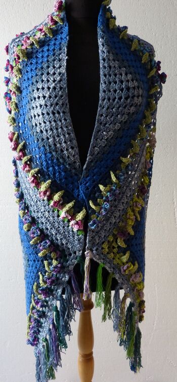 Der romantische Blumenschal ist fertig. Ich habe ihn farblich wieder verändert und er lies sich wunderbar nach der Anleitung häkeln. Gabriele, boridesign