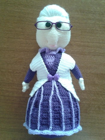 Das ist die Oma nach der Anleitung von Berli design. Ich habe ihr noch eine Brille aufgesetzt weil sie nicht mehr so gut sehen kann. Ich habe sie meiner Schwester zum 50. Geburtstag geschenkt. Das war der Knaller.