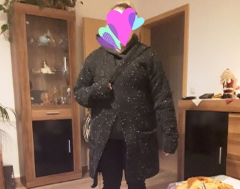 Jacke ist super geworden hab sie fast nach Anleitung gehäkelt ,ein paar Reihen mehr an den Armen weil meine Tochter lange Ärmel wollte .
Knöpfe müssen noch dran und Fäden vernähen.  FERTIG
DANKE für die tolle Anleitung ,ich bin Anfängerin was das häkeln betrifft ,stricken kann ich gar nicht aber für mich war eine tolle einfache Anleitung
Ps: mit Sommer Unterbrechung hab ich 3 Monate dran gehäkelt