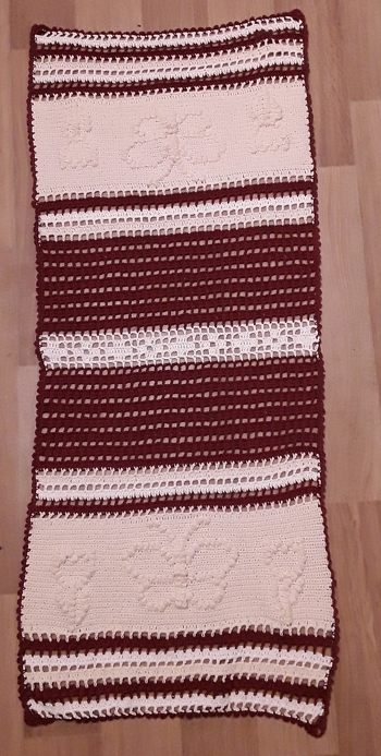 Tolle Anleitung, hat alles auf Anhieb geklappt. Danke dafür! :)
Ich bin mir nicht sicher, aber ich glaube, dass mit der Materialliste etwas nicht stimmt, zumindest habe ich von Flieder (in meinem Fall Creme) ein Knäuel zu wenig, aber dafür von Silber (bei mir Weiß) ein Knäuel zu viel, obwohl ich genau nach Liste gekauft hab (ist nicht böse gemeint,  es verwirrt mich nur etwas.
Farben habe ich auf Wunsch meiner Freundin abgeändert (der Läufer ist für sie).
(der Läufer ist ungespannt bzw einfach nur auf den Boden gelegt, daher sieht er krumm und schief aus ;) )