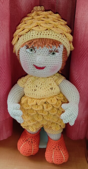 Hier meine Puppe mit Kuekenoutfit