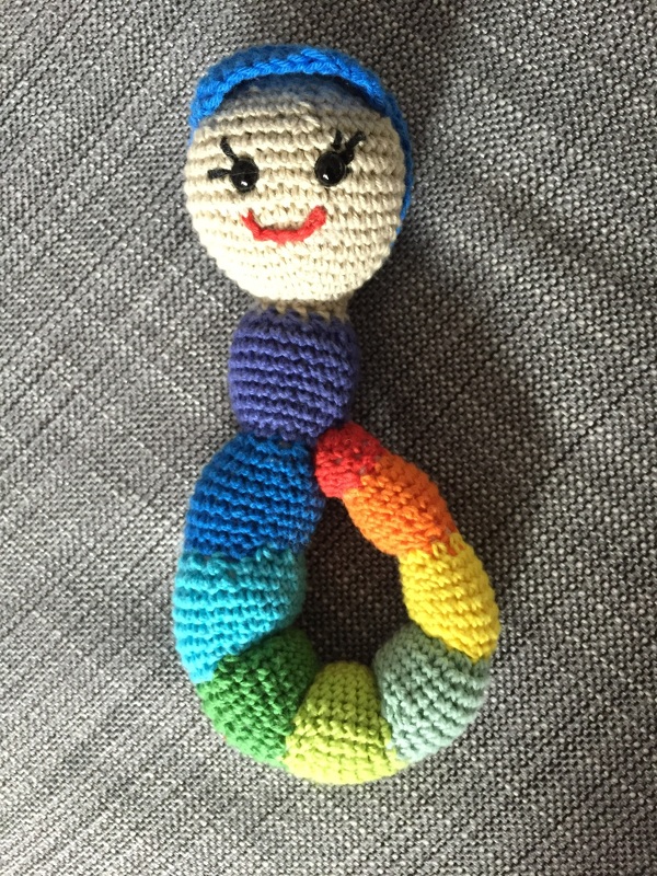 Häkelanleitung Babyrassel Wurli der Regenbogenwurm