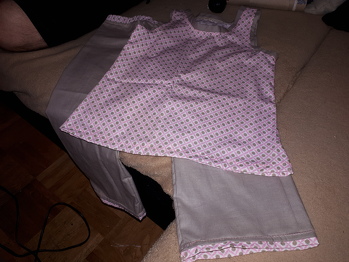 Töchterchen wollte gerne einen Schlafi also kurzer Hand das Top genäht  und dazu die Hose Hanne (von Lilly Kunterbunt) in 3/4 länge und somit entstand dann ihr Schlafi aus Baumwollstoff  ????