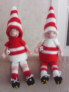 Die Fußballer haben sich gut häkeln lassen. Ich habe ihnen aber ein Gesicht gegeben. Sie haben die Kleidung der polnischen  Nationalmannschaft an, sie sind für eine gute fußballbegeisterte polnische Freundin.