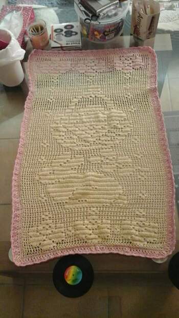 Es ist eine tolle anle es lohnt sich den tischlaufer nachzuhäkeln