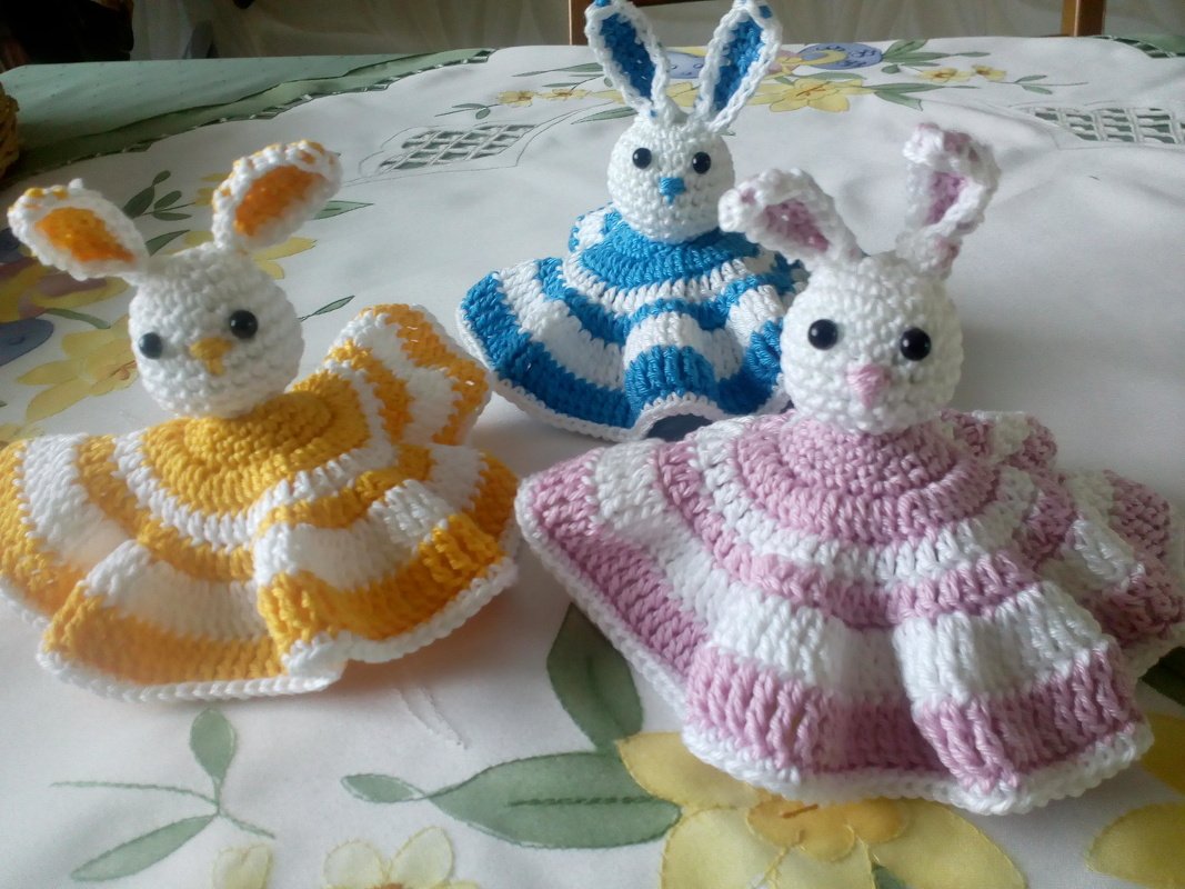 Als Eierwärmer oder Dekoration - Niedliche Häschen mit Kleid