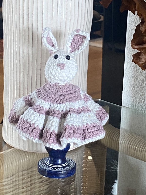 Als Eierwärmer oder Dekoration - Niedliche Häschen mit Kleid