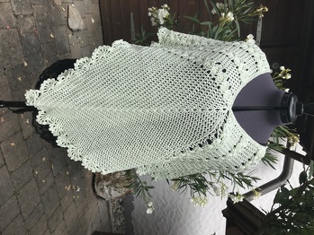 Verwendetes Material. Cella Linie 389 von ONline Wolle. Die Schneiderpuppe hat Größe 44/46. Da sich die von mir verwendete Wolle massiv und letzendlich erfolgreich gegen die Verarbeitung zu Büschelmaschen gewehrt hat, habe ich anstatt der Büschelmaschen die Zöpfe aus der Anleitung 