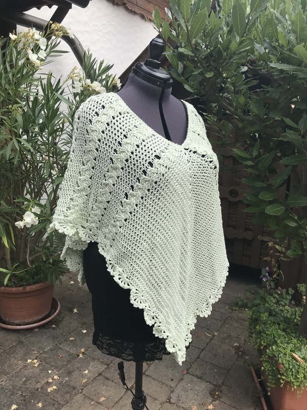 Poncho "Wollkatze" mit falschen Zöpfen