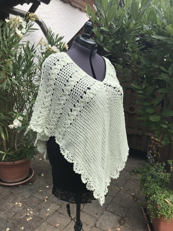 Poncho "Wollkatze" mit falschen Zöpfen