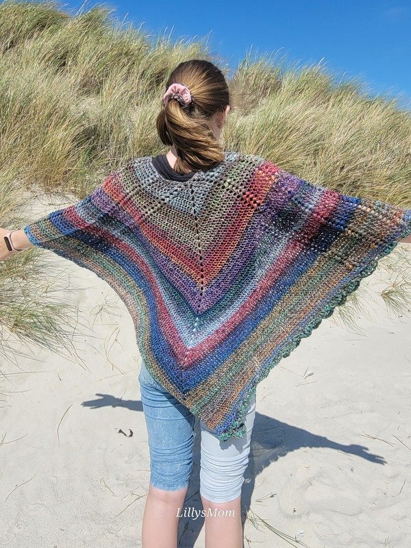 Poncho "Wollkatze" mit falschen Zöpfen