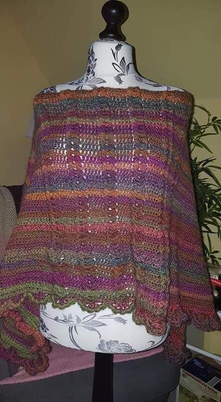 Poncho "Wollkatze" mit falschen Zöpfen