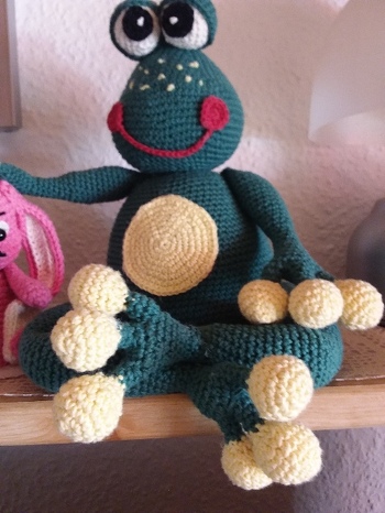 Der Frosch ist dank guter Anleitung sehr niedlich geworden. Man muss immer lächeln, wenn er vom Regal herunter schaut