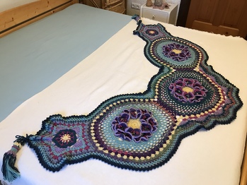 Tolle Anleitung mit einem kleinen Fehler bei den Stäbchenfächern zwischen dem mittleren und den beiden seitliches Mandalas, was aber einfach zu erkennen und sehr leicht zu beheben war. Es macht großen Spaß, dieses Tuch zu häkeln durch die ständig wechselnden Farben und Muster. Es sieht viel komplizierter aus als es tatsächlich ist, finde ich.