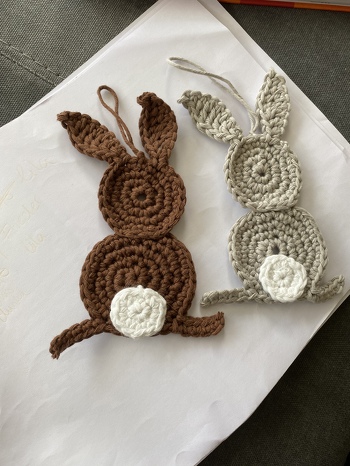 Ich habe am Kopf noch eine Schlaufe zum Aufhängen angebracht, so kann man die Hasen an den Osterstrauch hängen.
Die Anleitung ist sehr einfach und gut beschrieben und man kann die Hasen sehr schnell nachhäkeln.