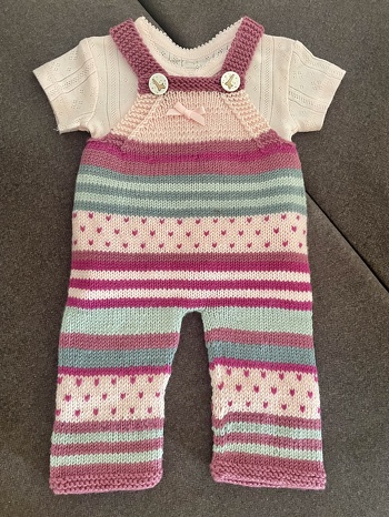 Ich habe als Willkommensgeschenk für meine Enkelin diese süße Latzhose gestrickt 💖 die Anleitung ist super 🤩