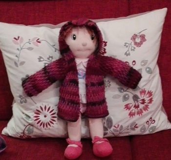 Erstlingsjacke aber leider war es für Baby zu steif und klein! Auf dem Bild ist die Jacke noch nicht ganz fertig. Es hat noch Knopfleiste sowie Knöpfe bekommen.