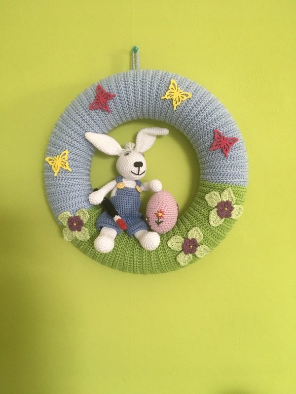 Osterhase im Kranz