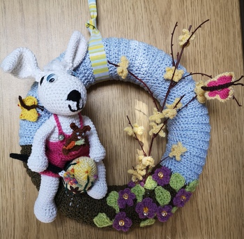 Ich habe den Hasi mit einem pinken Höschen versehen, weil es ein Mädchen sein soll und noch einen Schokohasen in die Latztasche gesteckt. Meine Mutti hat sich sehr über ihren neuen Osterschmuck gefreut. Die Anleitung ist sehr detailliert mit vielen anschaulichen Bildern. Klasse!