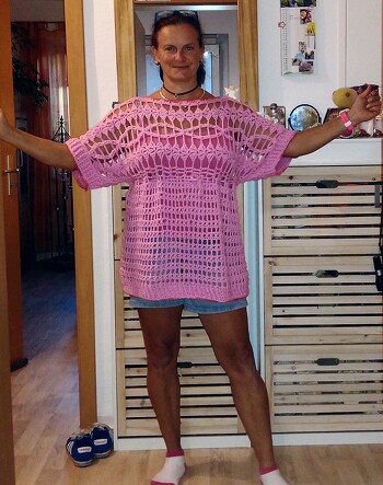 Die Anleitung war gut beschrieben, wie eigentlich immer. Die Arbeit ging leicht von der Hand! Habe Größe 42 genadelt. Gerade jetzt, wo es kühler wird, fix drüber gezogen und doch noch luftig...Tolle Idee! Danke dafür.