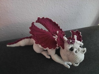 Herzlichen Dank für diese tolle Anleitung! Meine kleine Violetta ist mit  4-fädigem Baumwoll/Acrylgarn und einer 2.0 Nadel 24 cm lang und 9 cm hoch geworden. Nun liegt sie auf der Sofalehne und beobachtet mit großen Augen das Treiben um sie herum.