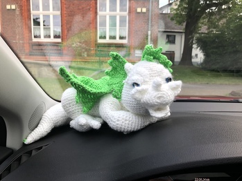 Ich hatte ein paar Schwierigkeiten, als ich den Drachen angefangen haben. Das lag aber daran, dass der Drache meine erste Figur war und ich noch nie nach Anleitung gehäkelt habe.  Mittlerweile habe ich schon so einige von den Drachen gehäkelt und verschenkt.
Danke für die tolle Anleitung