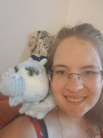 Mein Mädchen ist auch fertig und wird mich ab nächsten Monat auf dem MPS als Schulterdrache begleiten. Sie hat mehr Draht in sich und ist direkt auf meine Schultern angepasst, sodass sie liegend einfach nicht so schön aussieht. Aber sie ist verdammt knuffig und war problemlos zu häkeln. Nur das Zusammensetzen gestaltete sich schwierig. Und die Namensfindung...