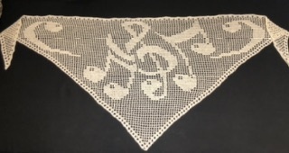 Super verständlich und leicht nachzuarbeiten! Maße (gespannt): 200x74cm, Verbrauch ca 750m dreifädig uni cremefarben mit NS 3,5.