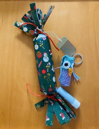 24 Stück habe ich hergestellt für einen Mitmachen-Adventskalender. Es hat so viel Spaß gemacht. Leider habe ich es versäumt, die lustigen Gesellen alle zusammen zu fotografieren. So werden sie verschenkt.