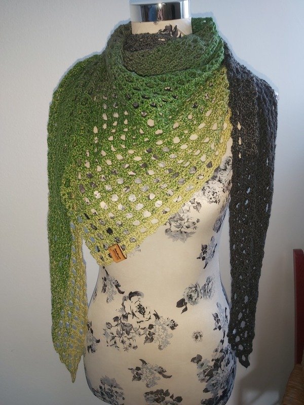 Triangular Scarf "Aquamarine" – Crochet Pattern