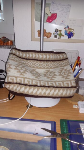 Hallo, leider war ich längere Zeit wieder krank aber nun habe ich es doch noch geschaft die Bilder zu machen und hier zu zeigen. Ich habe die Tasche mit Strümpfwolle gehäkelt und obwohl sie schön feste ist, habe ich Futterstoff eingenäht weil es mir so besser gefällt. Den Tragegurt habe ich geflochten. Im Krankenhaus hat sie schon gute dienste geleistet. Sie ist leicht, weich und großgenug um ständig eine Wasserflasche dabei zu haben. Für mich als Rollstuhlfahrerin genau das richtige.!!
Liebe Grüße, Eliadrijoha