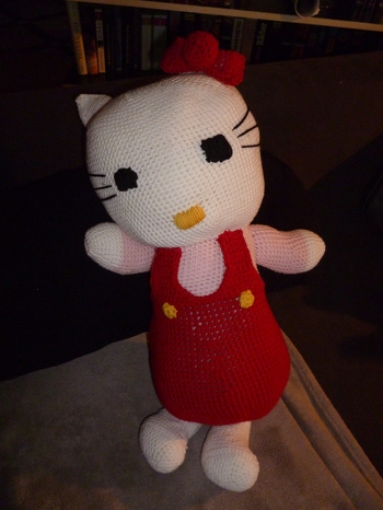 Ich bin begeistert. Hello Kitty war sehr leicht nachzuarbeiten und hat viel Spaß gemacht. Kitty ist 66 cm groß. Kitty wohnt demnächst bei der kleinen Vivien, die bald ihren zweiten Geburtstag hat. Die beiden passen bestimmt gut zusammen.