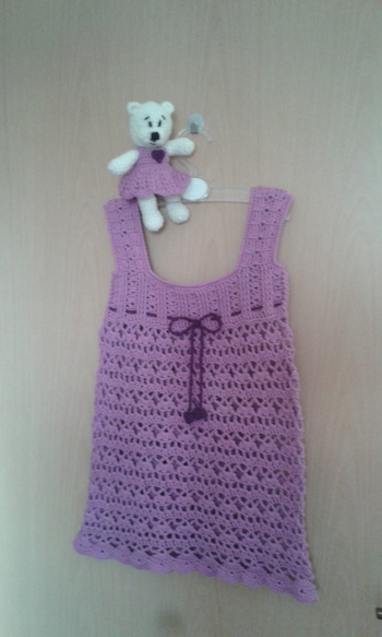 Die Anleitung für das Kleidchen von der Autorin WollholicClaudia ist top!
Die Anleitung für den Teddy ist von der Autorin Leem und gibt es gratis im Blog.
Vielen Dank an beide Designerinnen, ich hatte viel Freude beim häkeln.