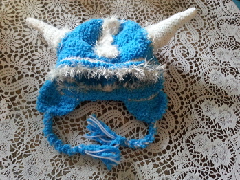 noch eine Haube nach Mamigurumi´s Grundrezept *g* gefertigt und etwas abgeändert..... soll eine Wickinger Mütze sein............