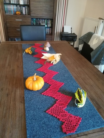 Sehr schöne Anleitung.wenn man 1x das System der Filethäkelei verstanden hat, ist das kein Problem. Hat Spaß gemacht. Ich warte schon darauf, dass meine Schwiegermutter schon mit 