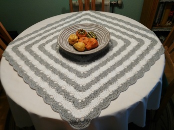 Nun ist meine Mitteldecke fertig. Habe genau di gleichen Farben wie in der Anleitung gewählt. Das passt bei mir ganz gut, und ich hatte das Material ( 4 Knäuel Catania in silber und 3 Knäuel Catania in weiß ) zum Geburtstag bekommen. Die Decke hat damit eine Größe von 85 X 85 cm.
Gehäkelt habe ich mit NS 3. Vielen Dank für die gut verständliche Anleitung.