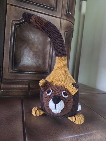 Für das erste Mal sieht der Türstopper meiner Meinung nach ganz gut aus, dank der tollen Anleitung. Ich probiere das jetzt nochmal mit einer etwas dickeren Wolle,  damit die Katze ein bisschen größer wird.