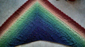 Ich habe es aus 1500 Ll gemacht und es wurde riesig 2,20 m x 1 m man kann jedes Muster sooft wiederholen wie man selber mag oder wie die Wolle hergibt eine super Anleitung