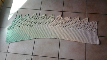 Ja super geklappt das tuch nach zu häkeln hab schon 3 gemacht und es folgen noch weitere das waren fast 1000 ll 3 Fäden und 2 zacken mehr