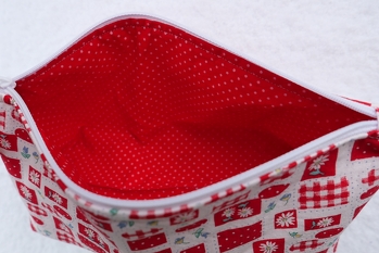 Das rot-weiß-gepunktete Innenleben der Dille-Tasche.