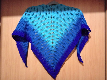 Leicht abgewandelt ohne Rand gehäkelt (da der Beschenkte männlich ist). Bobblemaniacs minibobbel 100gr/500m; Nadel 4,5 Maße 57x130cm