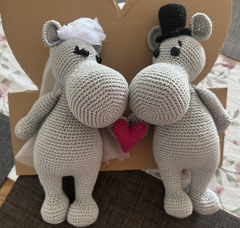 Hippo Nilpferd Mama Papa Mumins mit Schürze Handtasche und Zylinder