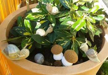Eine sehr schöne Anleitung.  Die Schnecken und Pilze sind super schnell gehäkelt und macht extrem viel Spaß.
♥Vielen Dank für die tolle Anleitung♥
