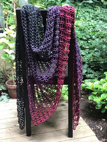 Das ist so ein tolles Muster! Es fällt wunderbar und häkelt sich auch gut. Das habe ichmit Sicherheit nicht zum letzten Mal gemacht!