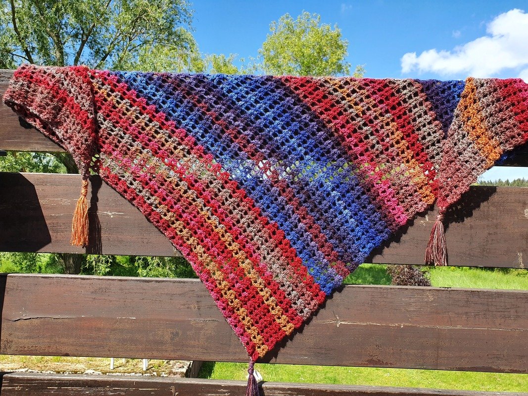 Triangle Shawl „Red Coral“ – Crochet Pattern