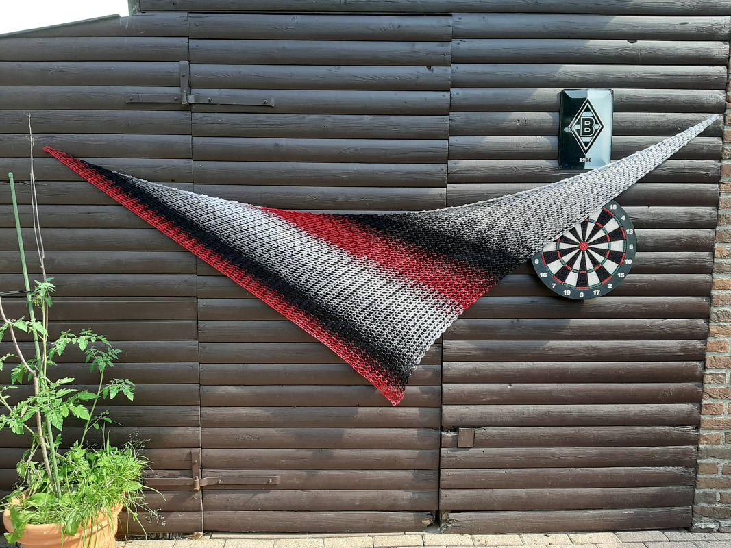 Triangle Shawl „Red Coral“ – Crochet Pattern