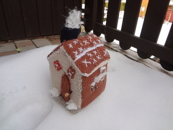 Ja,mein lebkuchenhaus sieht zwar nicht soo schön aus wie die Beschreibung ist,ich habe es etwas kleiner gemacht und es ist nicht so exakt,es sollte auch mehr wie ein Hexenhäuschen sein.