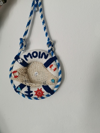 Anleitung war sehr verständlich. Das Netz hab ich nicht ganz genauso hinbekommen. Anker und Rettungsringe hatte ich schon als Annäher. Der Kranz war ein Geschenk und kam super an 😊
Sie möchte jetzt noch einen Kranz haben und ich mach jetzt den 