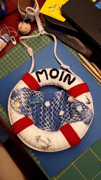 mit Muschel-Deko, und sogar ein kleiner Delphin hat sich im Netz verfangen.